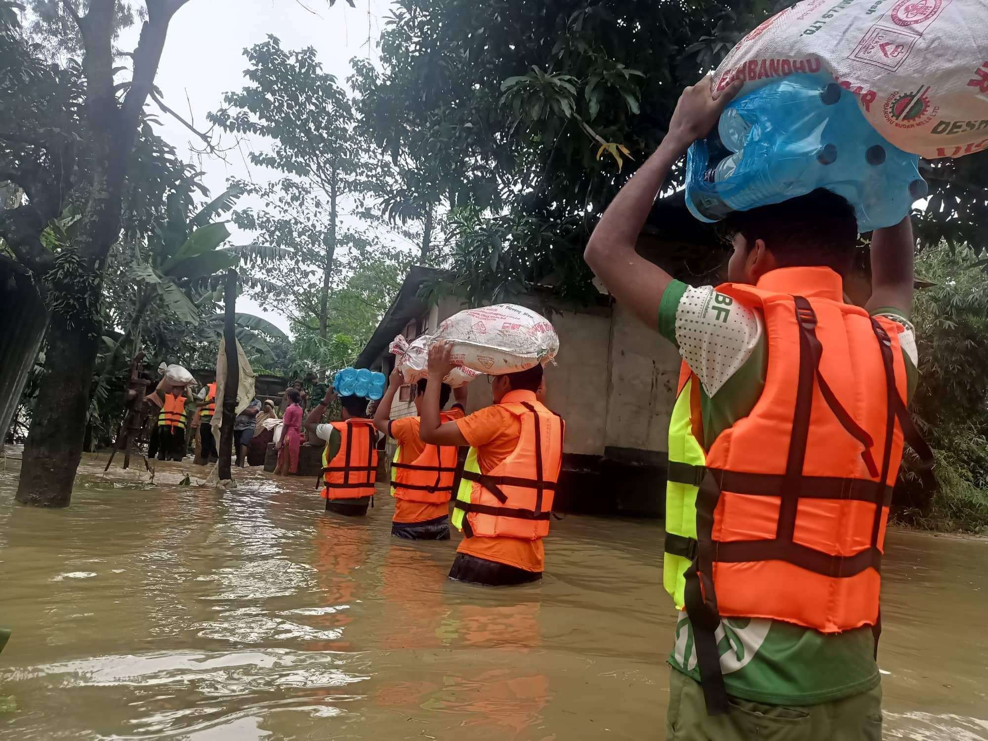 বন্যার্তদের সাহায্য প্রদান